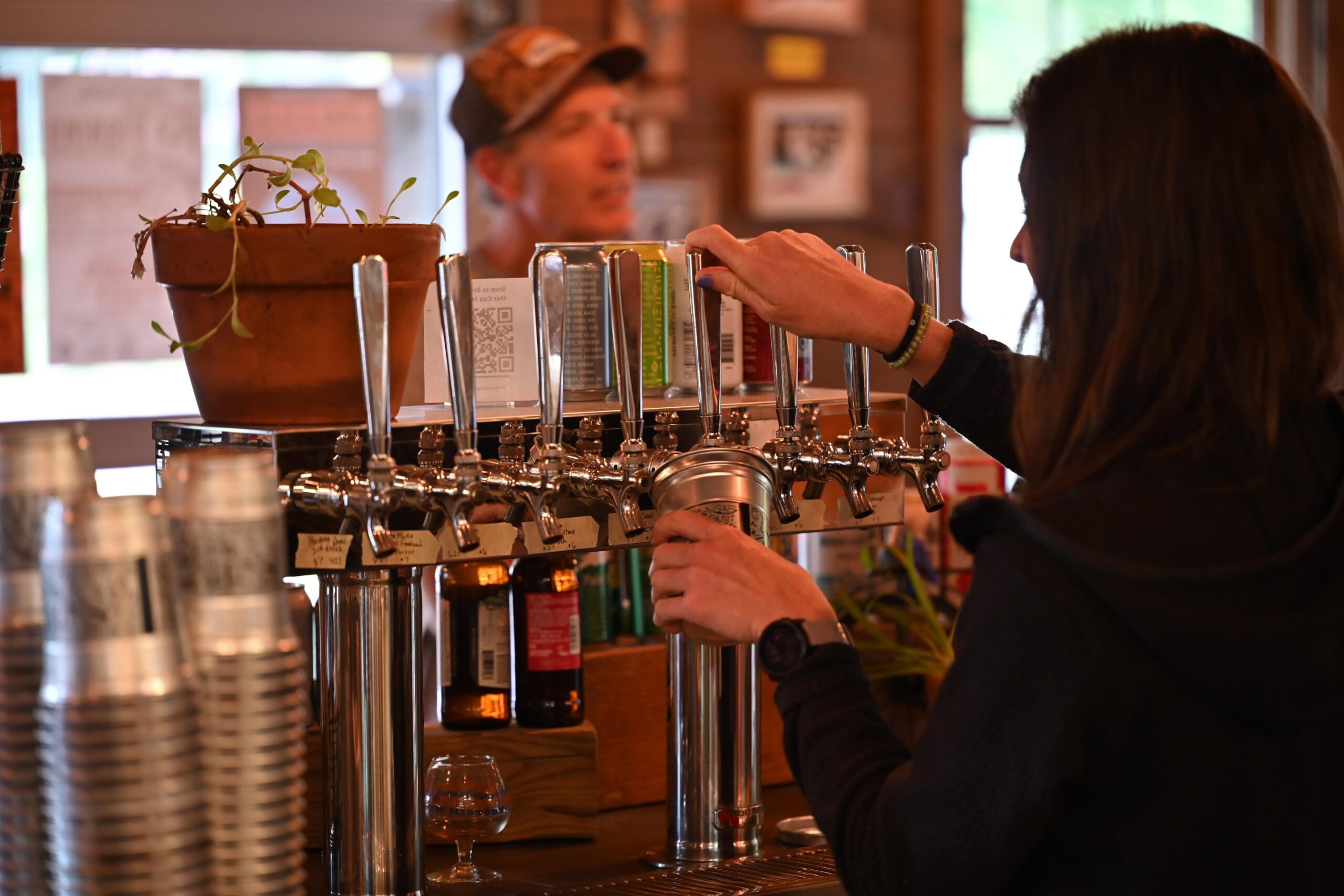 DSC_1340 WOMAN POURING BEER IN TAVERN